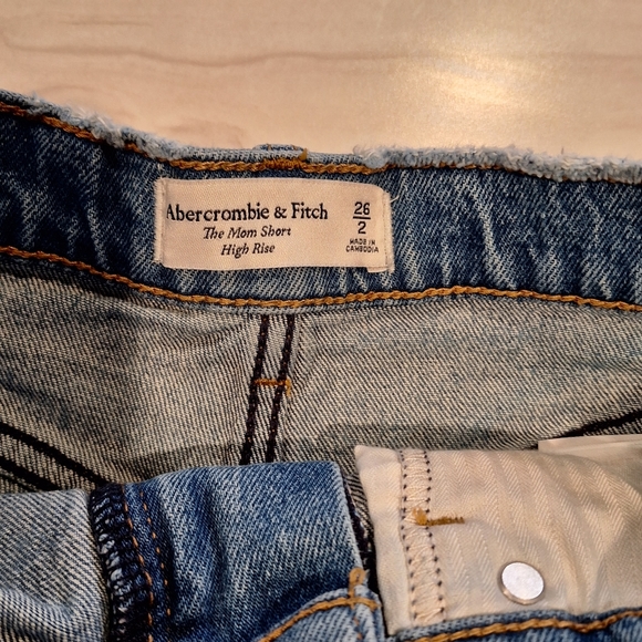 Abercrombie High Waisted Mom Shorts - Picture 8 of 9